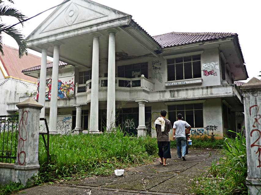 Dikira rumah kosong, rumah tua ini ternyata ada yang menghuni - YouTube