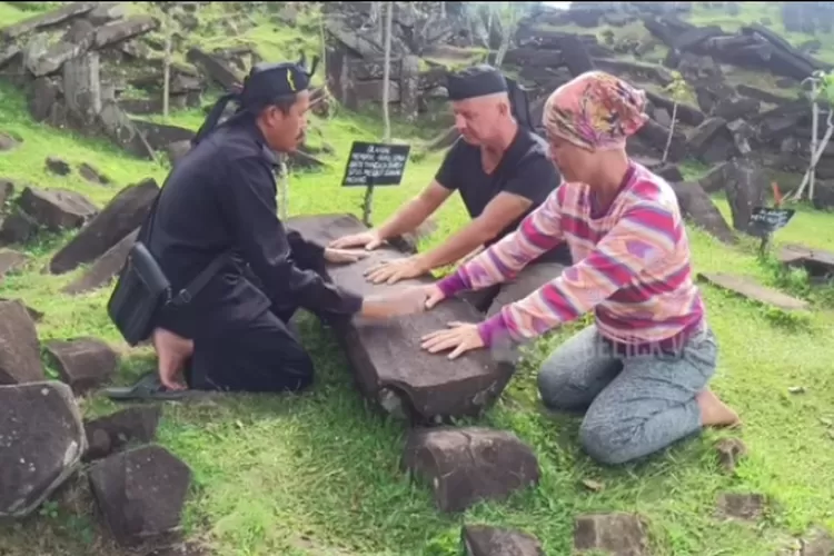 Api Menari Misterius di Sawah Padang Bujur Tengah Malam Sebuah Fenomena Alam atau Misteri?
