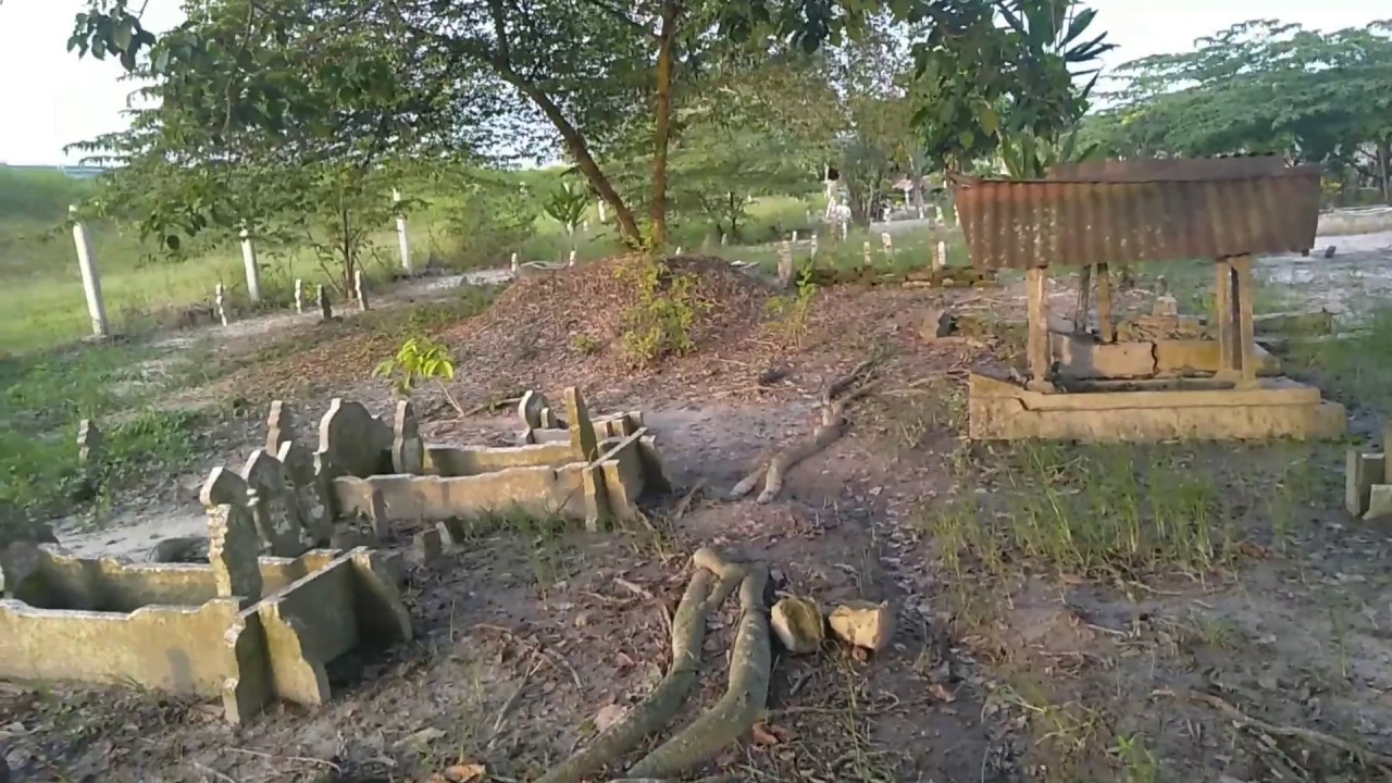 Penampakan menyeramkan di kuburan yang angker - YouTube Penampakan menyeramkan di kuburan yang angker - YouTube